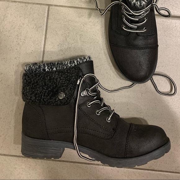 Cute Black Boots - Picture 1 of 6